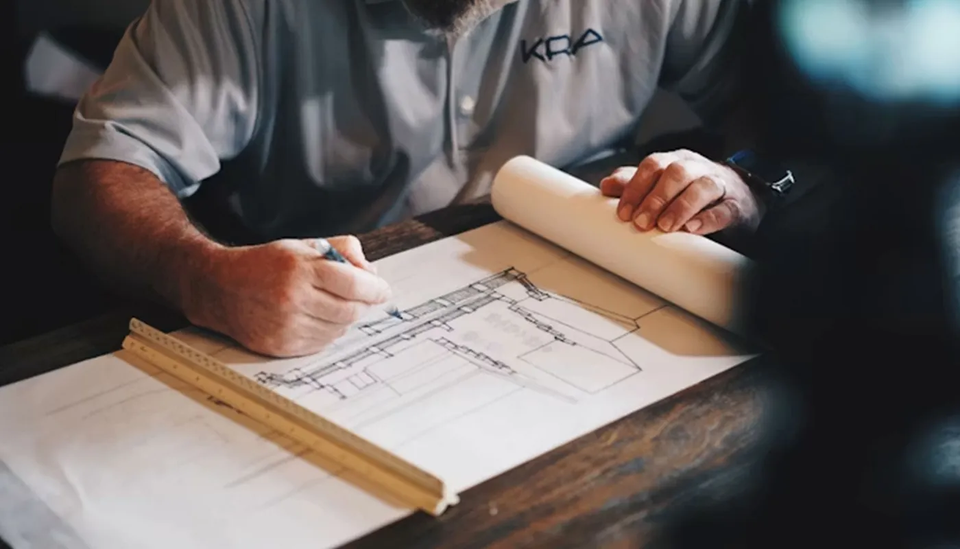 مجمع تجاري بواجهات زجاجية حديثة من تصميم الفلك الهندسي